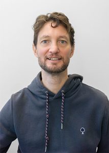 Portrait d'Anthony Broggia, intervenant en mathématiques à l'École d'Optique et de Lunetterie.