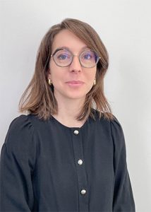Portrait de Charlotte Garnier, intervenante en contactologie à l'École d'Optique et de Lunetterie.
