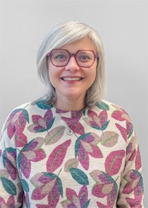 Portrait de Faustine Watelle, intervenante en contactologie à l'École d'Optique et de Lunetterie.
