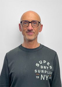 Portrait de Johan Demdoum, intervenant en Optique Géométrique -Optique Physique à l'École d'Optique et de Lunetterie.