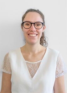 Portrait de Léa Buns, intervenante en analyse de la vision et réfraction à l'École d'Optique et de Lunetterie.
