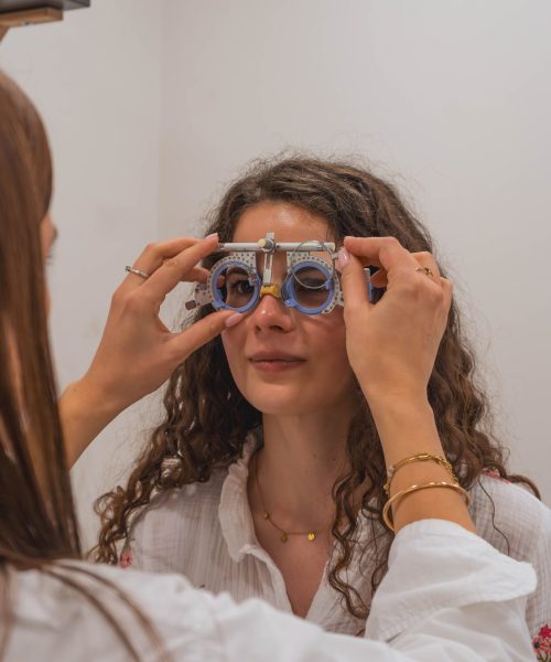 Étudiante testant la vision d'une patiente à l'aide d'une lunette d'essai lors d'un cours d'optométrie à l'école d'optique de Lille.