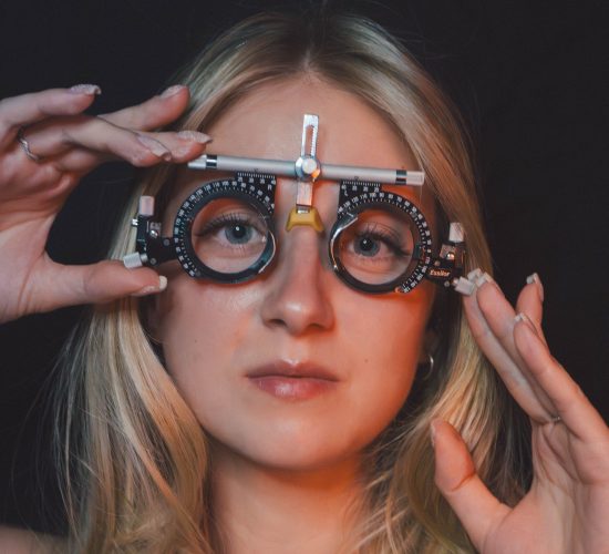 Étudiante en licence professionnelle d’optique-lunetterie portant des lunettes d'essais